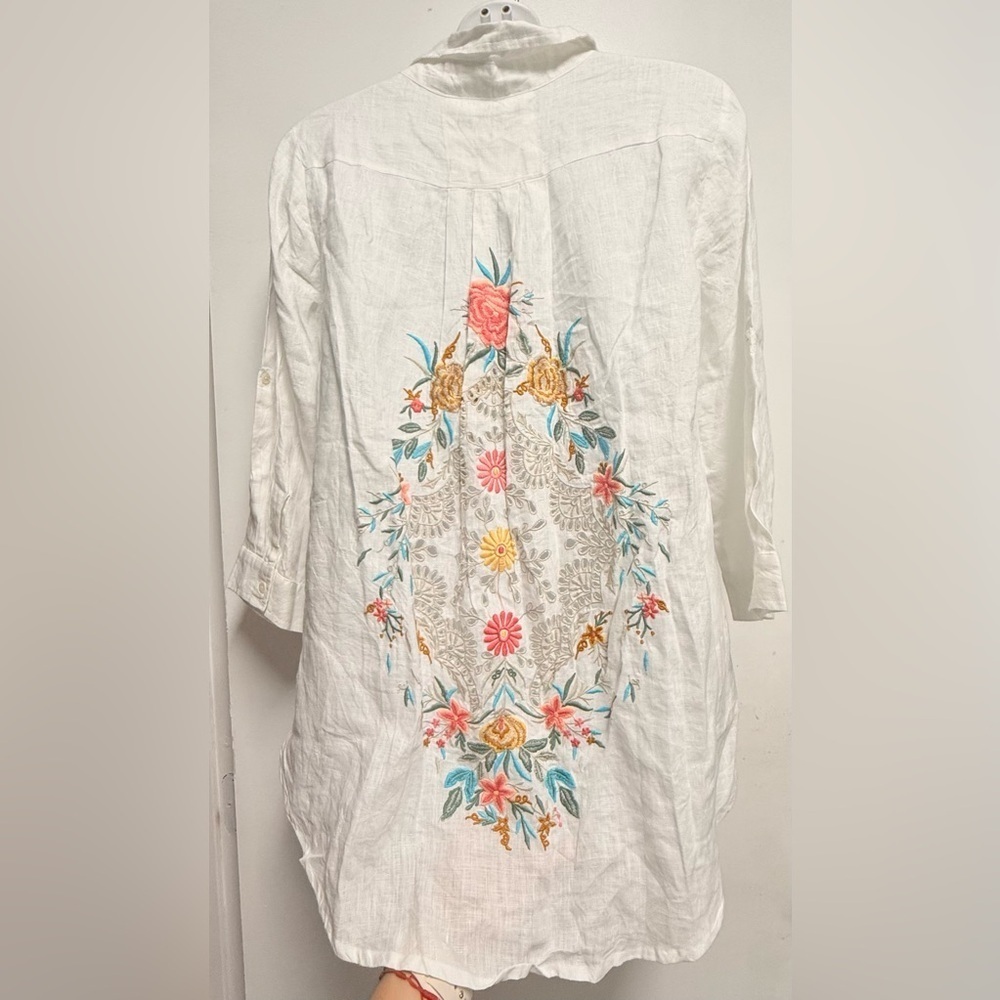 Women's White Button-Up Top - Picture 4 of 8